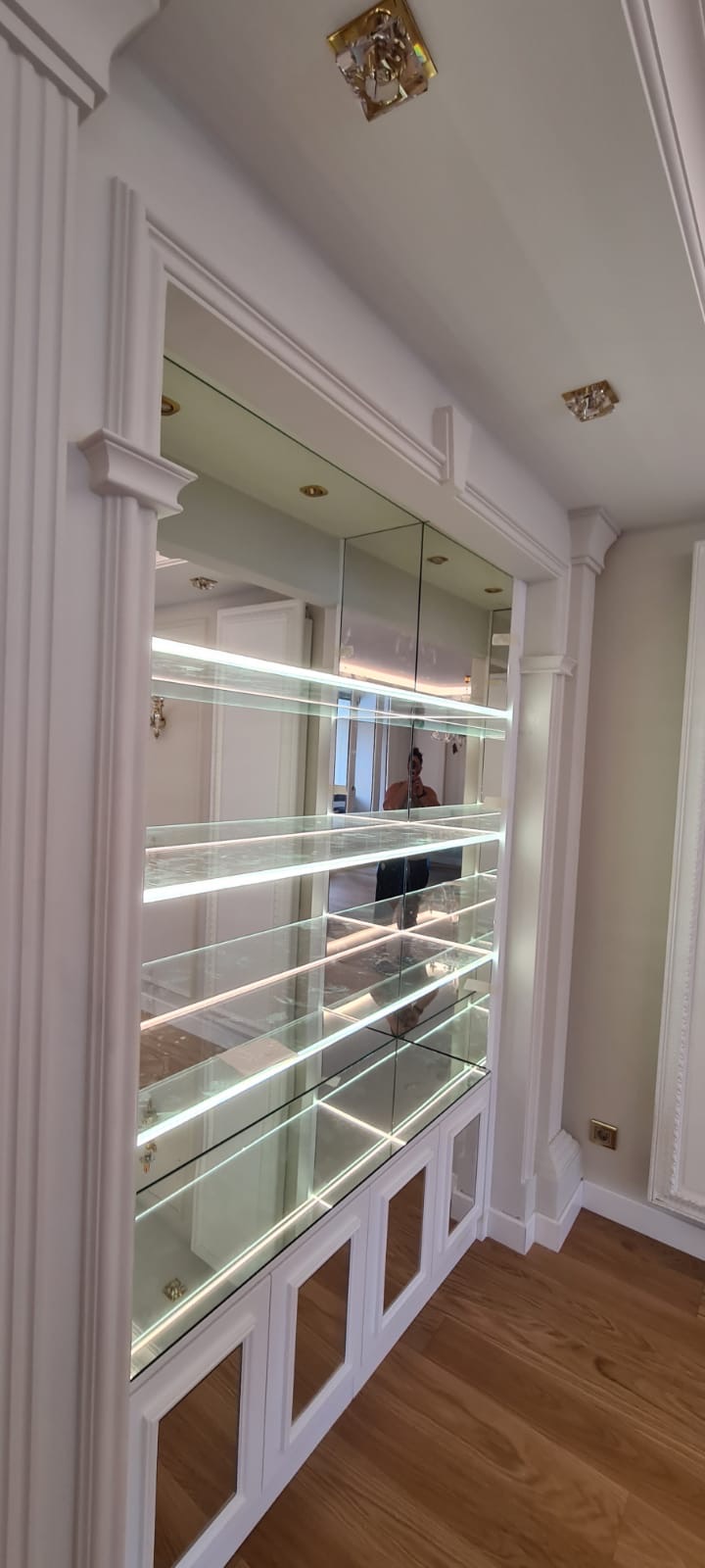 Mirrored display vitrine with classical mouldings