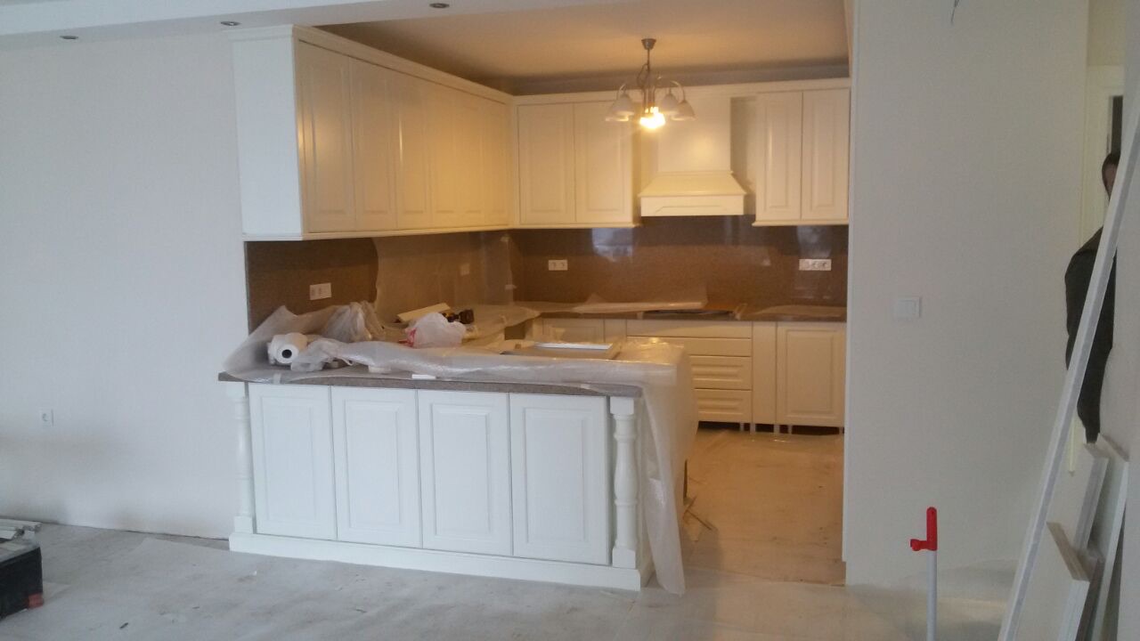 Classical white lacquer kitchen with turned column peninsula — install stage